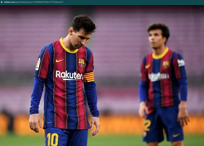 Ekspresi lesu kapten Barcelona, Lionel Messi, dalam laga melawan Celta Vigo, Minggu (16/5/2021).