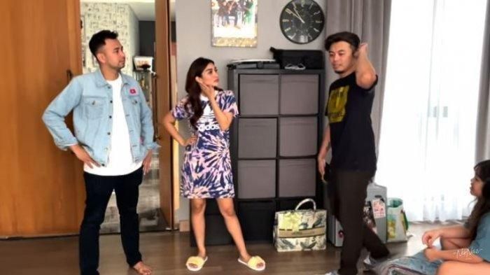 Raffi Ahmad saat mampir ke rumah baru adiknya