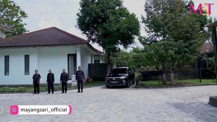 Halaman depan di rumah artis <a href='https://makassar.tribunnews.com/tag/mayangsari' title='Mayangsari'>Mayangsari</a>