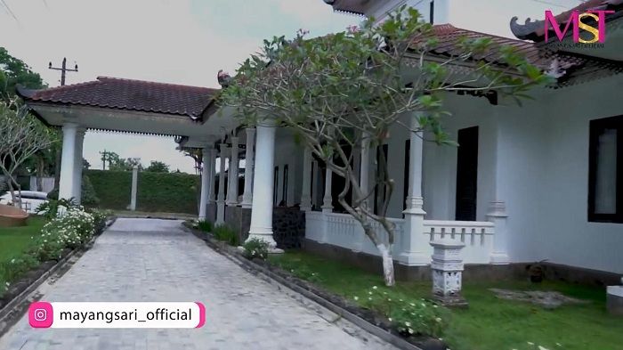 Teras rumah artis <a href='https://makassar.tribunnews.com/tag/mayangsari' title='Mayangsari'>Mayangsari</a>