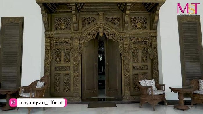 Pintu masuk di rumah artis <a href='https://makassar.tribunnews.com/tag/mayangsari' title='Mayangsari'>Mayangsari</a>