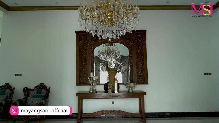 Ruang tamu di rumah artis <a href='https://makassar.tribunnews.com/tag/mayangsari' title='Mayangsari'>Mayangsari</a>