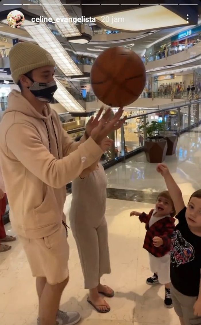 Celine dan keempat anaknya tengah menghabiskan waktu bersama dengan Stefan William di salah satu pusat perbelanjaan.