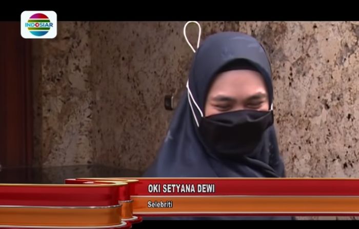 Oki Setiana Dewi buka suara perihal isu dirinya sebagai istri Uje. 