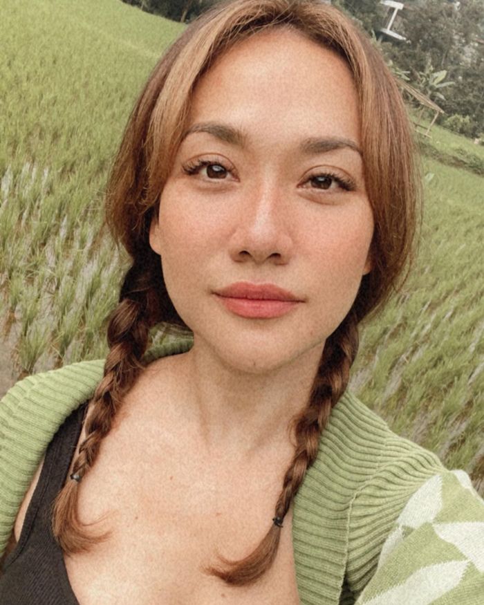 Penampilan BCL dengan Rambut Kepang Dua saat Berfoto Selfie di Tengah Sawah