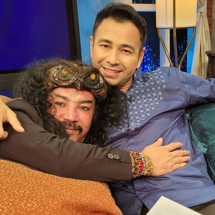 Berfoto dengan Raffi Ahmad. Limbad pernah dituntut istri sendiri Rp 30 miliar. Kini, Limbad menghuni rumah mewah yang penuh dengan aura mistis.