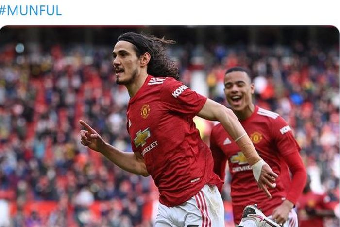 Striker Manchester United, Edinson Cavani, merayakan gol yang dicetak ke gawang Fulham dalam laga Liga Inggris di Stadion Old Trafford, Selasa (18/5/2021).