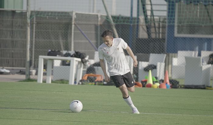 Pemain timnas Indonesia, Egy Maulana Vikri saat gabung latihan perdana dengan timnas Indonesia di Dubai, Uni Emirat Arab, Rabu (19/5/2021).