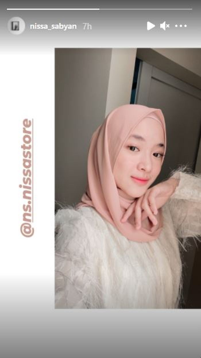 Nissa Sabyan promosi bisnis fashion-nya meski isu pernikahan dengan Ayus sedang ramai dibicarakan.
