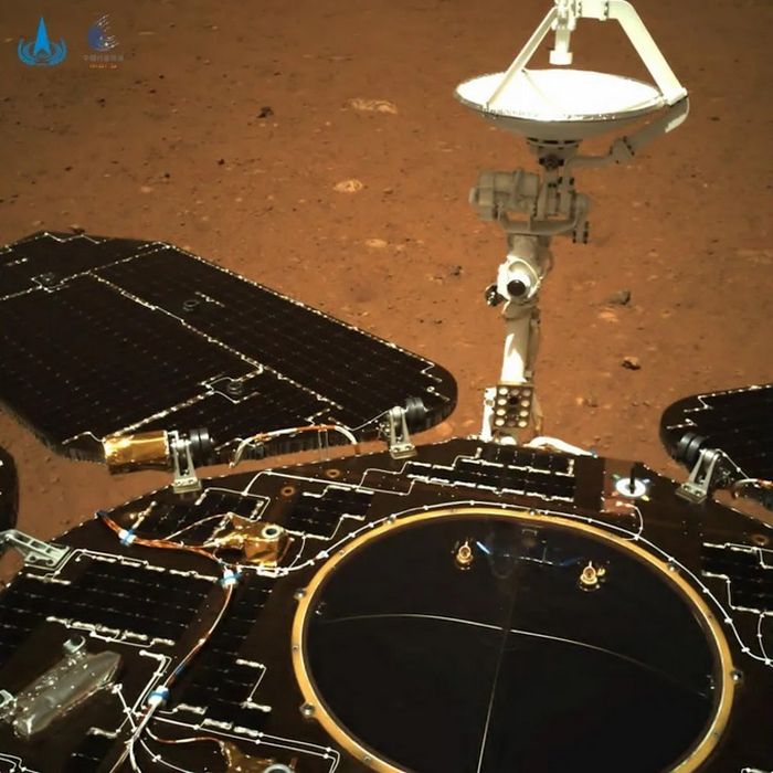 Foto panel surya di penjelajah Zhurong yang diduga sedang melakukan penelusuran di Planet Mars.