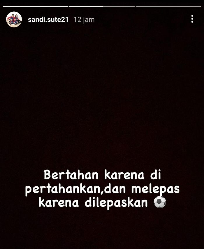Unggahan Instagram yang membuat banyak netizen menilai dan membuat isu Sandi Sute akan hengkang dari Persija Jakarta.