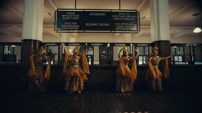 Agnez Mo saat pembuatan video klip F Yo Love Song yang jadi sorotan karena lambang negara ini. 