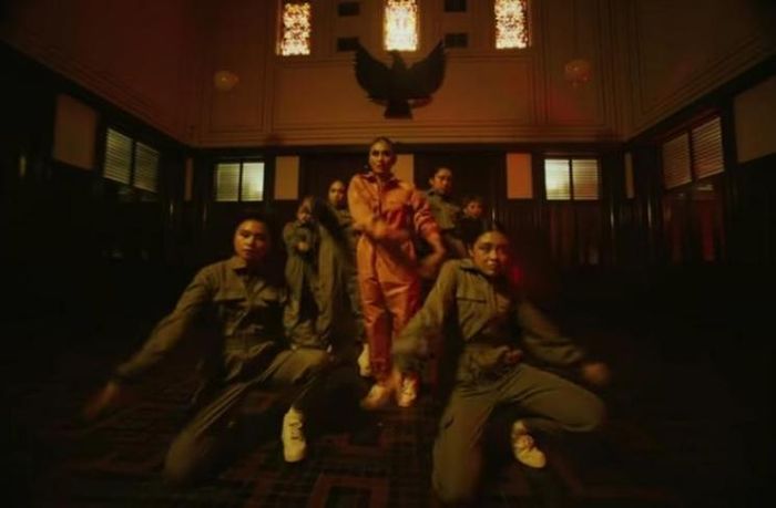 Agnez Mo saat pembuatan video klip F Yo Love Song yang jadi sorotan karena lambang negara ini. 