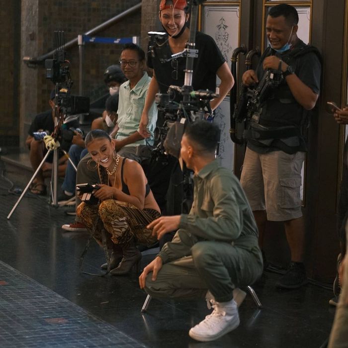 Foto seksi Agnez Mo saat pembuatan video klip F Yo Love Song yang jadi sorotan karena lambang negara ini. 
