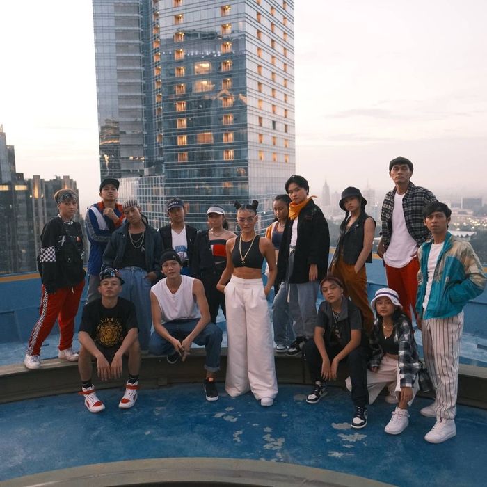 Foto seksi Agnez Mo saat pembuatan video klip F Yo Love Song yang jadi sorotan karena lambang negara ini. 