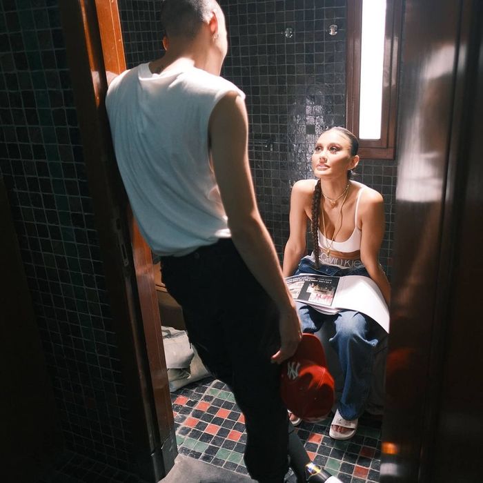 Foto seksi Agnez Mo saat pembuatan video klip F Yo Love Song yang jadi sorotan karena lambang negara ini. 