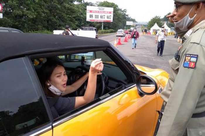 Ayu Ting Ting saat mengendarai mobil mewah Mini Cooper S Cabrio. Tarif endorse Ayu Ting Ting ternyata kalah jauh dari Lesti Kejora.