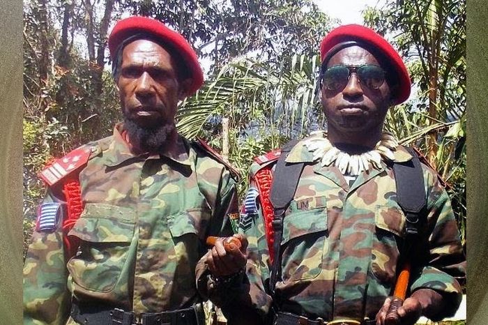 Lamek Taplo (kanan) pimpinan KKB Ngalum Ngupel yang menuding Suku Ngalum  menjadi mata-mata TNI.