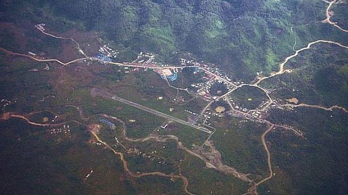 Wilayah Pegunungan Bintang. Di dalam hutan negeri atas awan Papua ini, Suku Ngalum dituding menjadi mata-mata TNI oleh KKB Ngalum Kupel pimpinan Lamek Taplo.