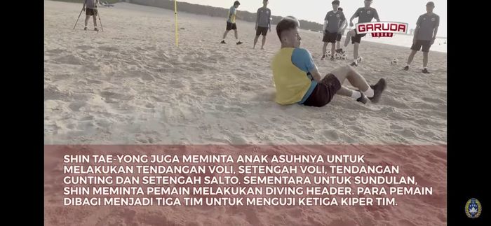 Momen saat Osvaldo Haay menerima tendangan bola dari Shin Tae-yong dalam latihan di pinggir pantai di Dubai, Uni Emirat Arab.