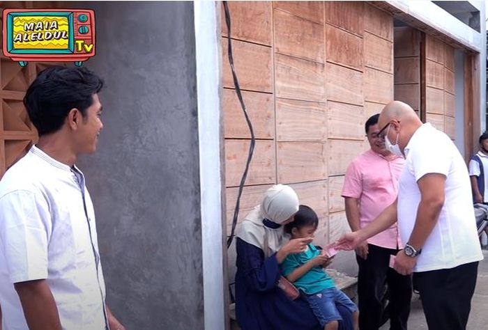Irwan Mussry saat memberikan THR untuk anak salah seorang karyawannya