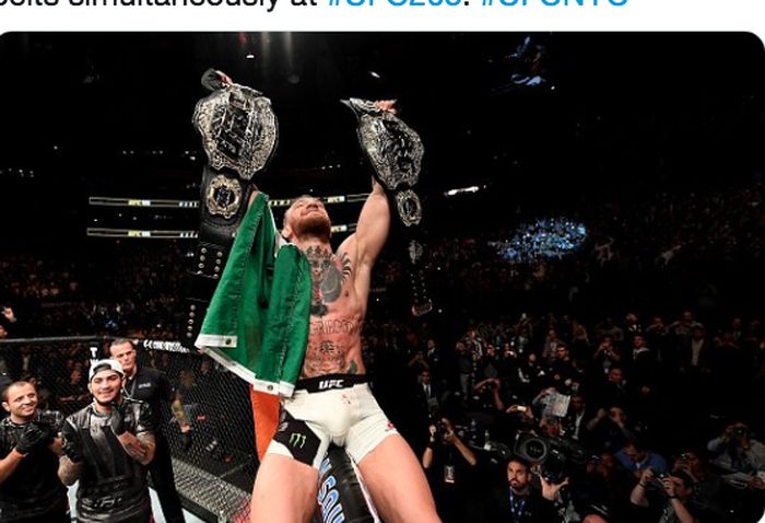 Petarung kelas ringan UFC, Conor McGregor, saat menjadi raja dua divisi. 