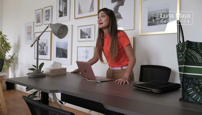 Meja kerja Luna Maya yang diimpor dari Korea Selatan gegara ngefans berat  drama Start-up