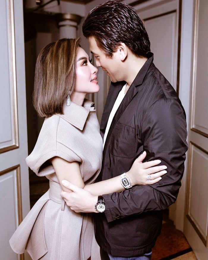 Foto romantis Reino Barack dan Syahrini. Intip apartemen seharga Rp 4,8 miliar milik Reino Barack di Jakarta. Ternyata area favorit suami Syahrini bikin syok. 