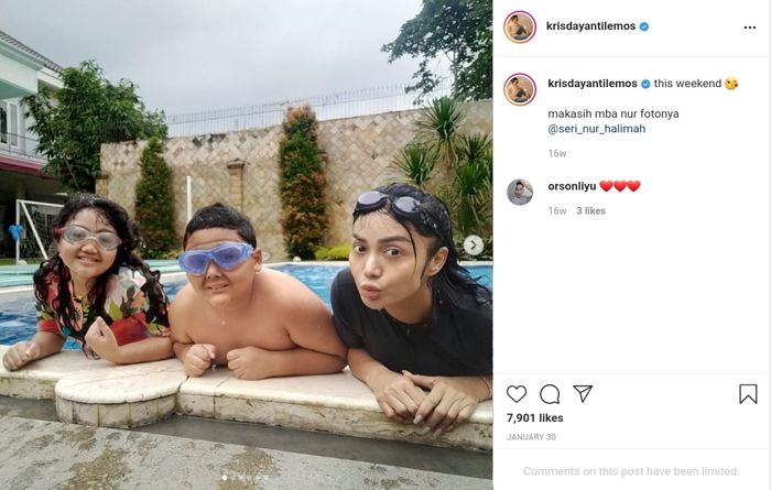 Kolam renang di halaman belakang rumah artis <a href='https://tribunmedan.cfd/tag/krisdayanti' title='Krisdayanti'>Krisdayanti</a>