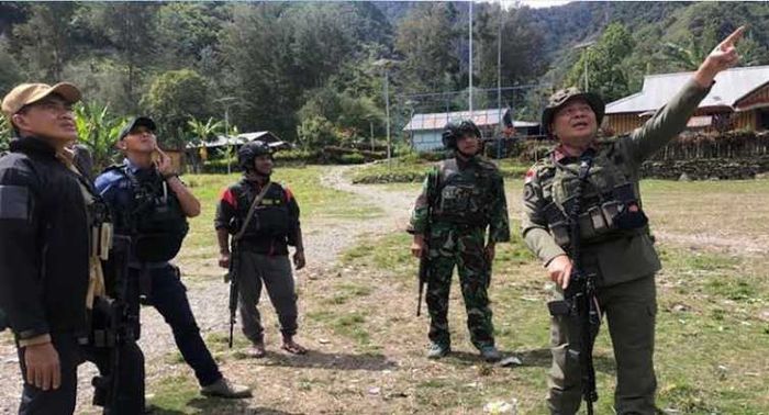 Brigjen Pol Roycke Harry Langie (kanan) sosok jenderal Polri dalam operasi Nemangkawi menumpas Lekagak Telenggen dan KKB Papua.