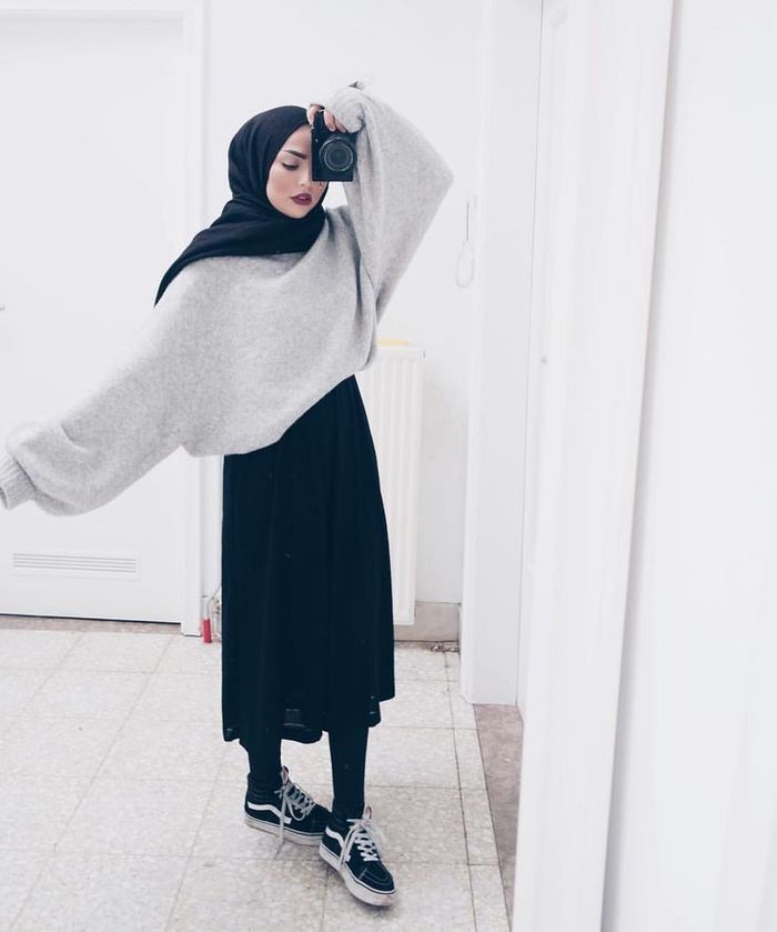 Crop Top untuk Wanita Berhijab - Sweater Oversize dan Midi Dress