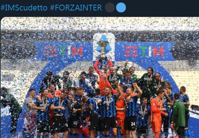 Skuad Inter Milan merayakan gelar Liga Italia 2020-2021 setelah menggilas Udinese di Giuseppe Meazza, 23 Mei 2021.