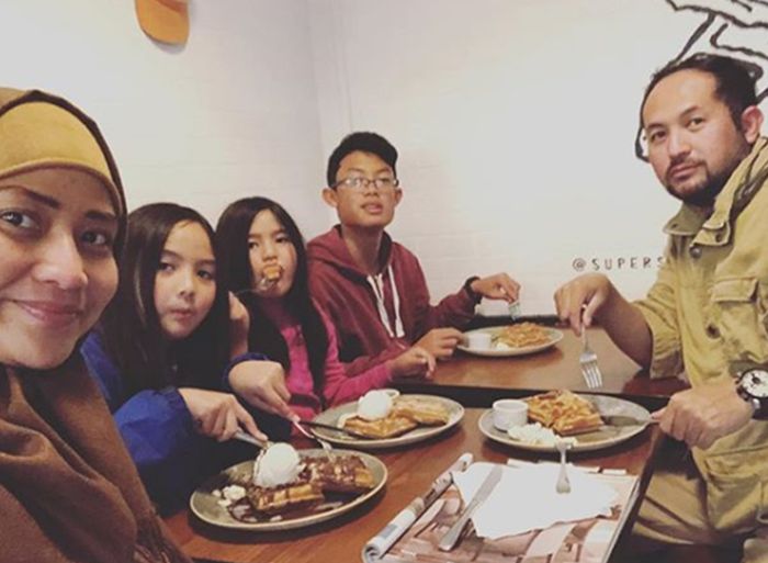 Sindy ketika bersama keluarga kecilnya