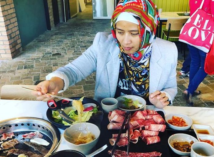 Sindy sedang menikmati kuliner