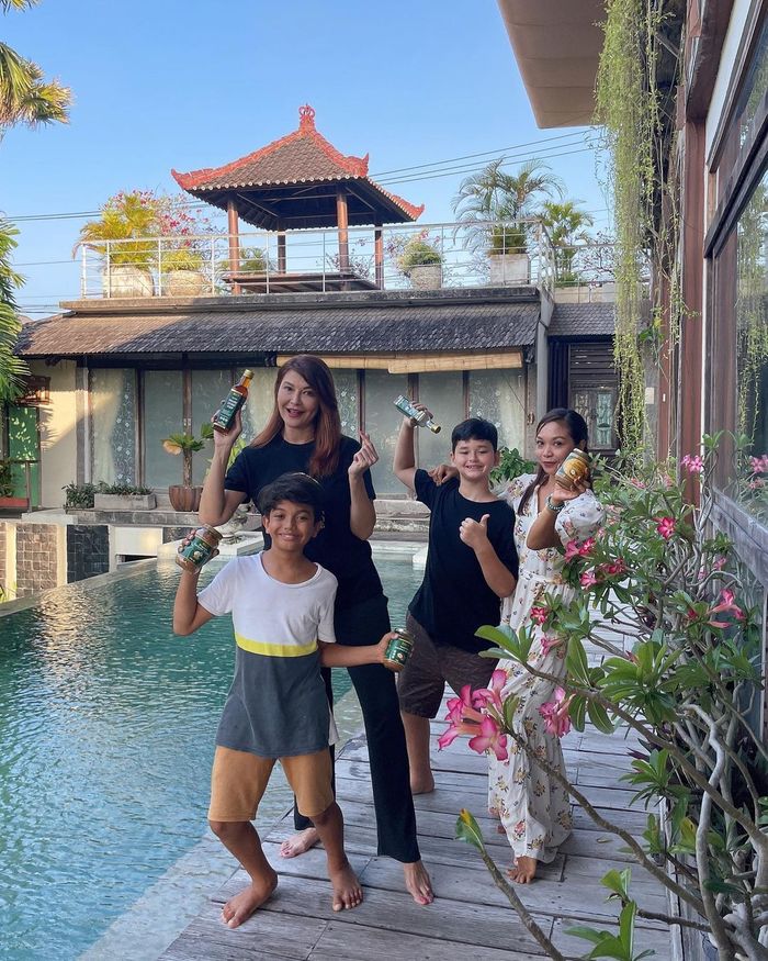 Kolam renang di warung makan Tamara Bleszynski