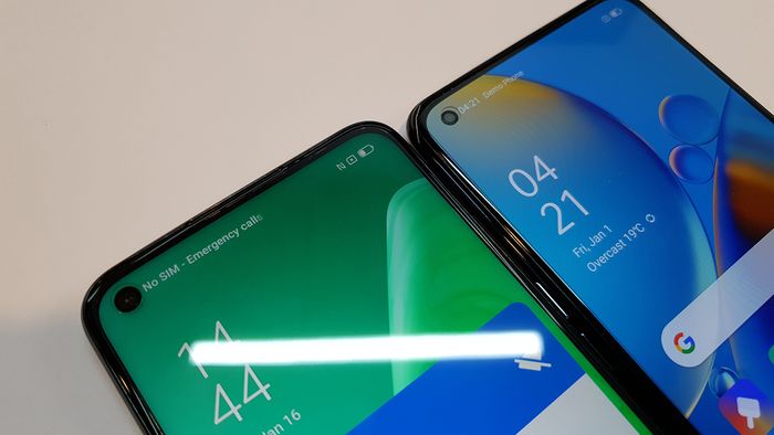 perbedaan ukuran punch hole <a href='https://newsmaker.tribunnews.com/tag/oppo' title='Oppo'>Oppo</a> A74 5G (kiri) dan <a href='https://newsmaker.tribunnews.com/tag/oppo' title='Oppo'>Oppo</a> A74 (kanan)