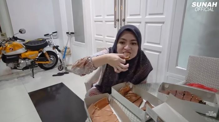Nathalie Holscher borong tiga bungkus martabak gegara ngidam.