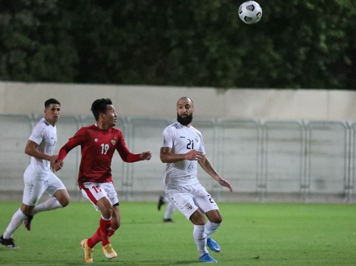 Pemain timnas Indonesia, Witan Sulaeman, berduel dengan pemain Afghanistan dalam laga uji coba di Lapangan Iranian Club, Dubai, UEA, Selasa (25/5/2021).