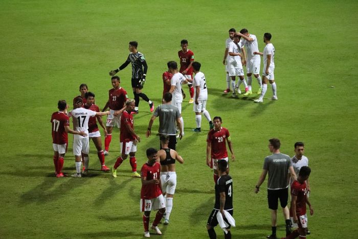 Pemain timnas Indonesia berpelukan dengan pemain timnas Afghanistan usai laga uji coba di Lapangan Iranian Club, Dubai, UEA, Selasa (25/5/2021).