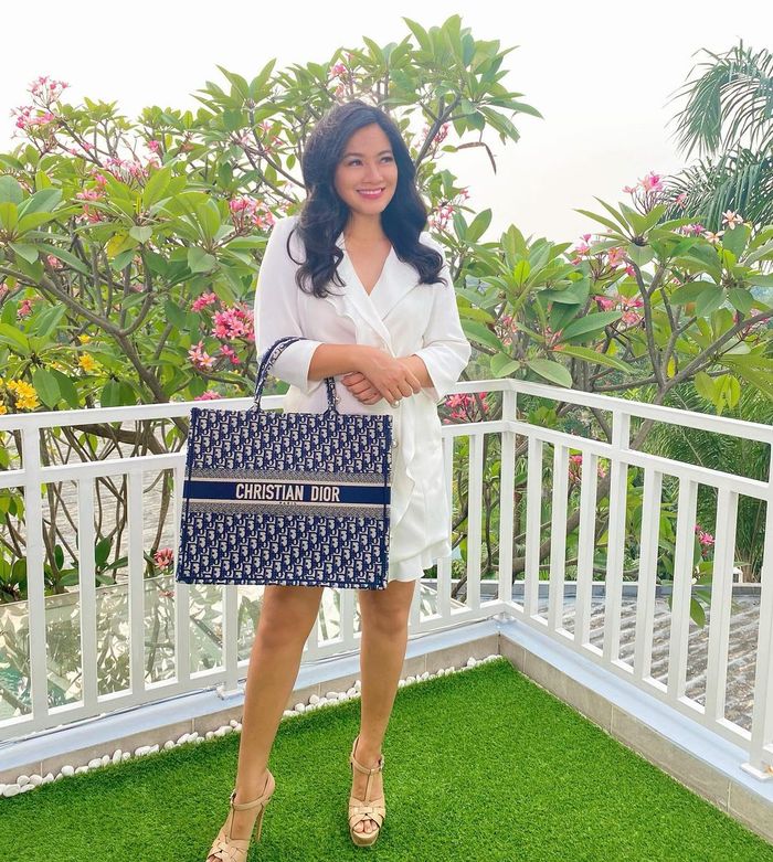 Gaya <a href='https://medan.tribunnews.com/tag/fashion' title='fashion'>fashion</a> <a href='https://medan.tribunnews.com/tag/titi-kamal' title='Titi Kamal'>Titi Kamal</a> saat tenteng tas mewah Dior Book Tote.