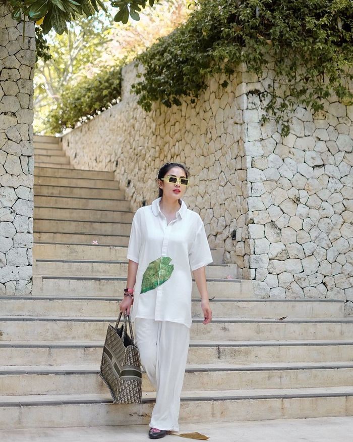 Gaya <a href='https://medan.tribunnews.com/tag/fashion' title='fashion'>fashion</a> <a href='https://medan.tribunnews.com/tag/nindy-ayunda' title='Nindy Ayunda'>Nindy Ayunda</a> saat tenteng tas mewah Dior Book Tote.