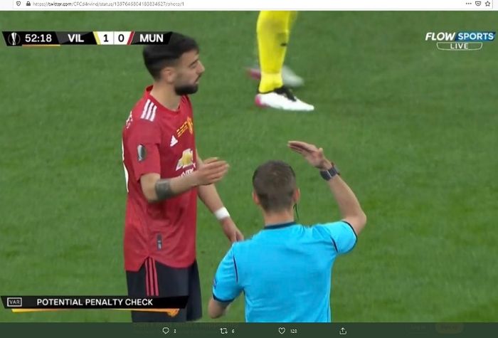 Gelandang Manchester United, Bruno Fernandes, dalam partai Liga Europa melawan Villarreal.