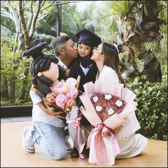 Gading Marten dan Gisel di momen kelulusan Gempi