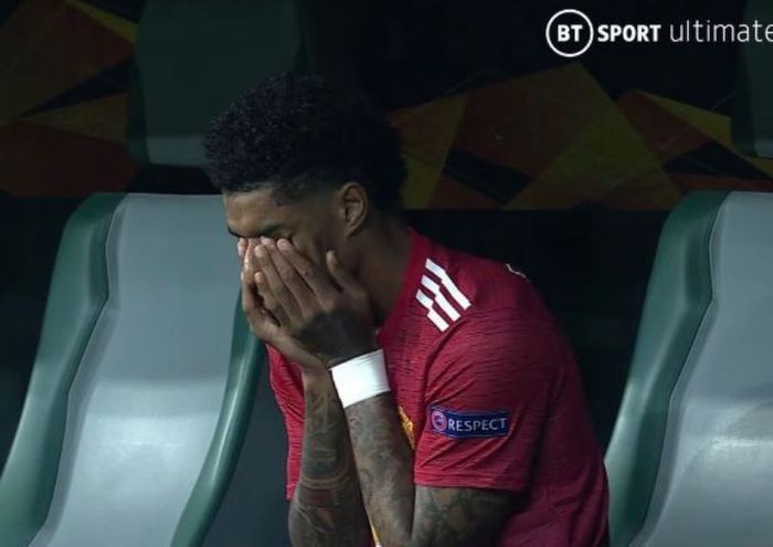 Striker Manchester United, Marcus Rashford, menangis usai timnya dikalahkan Villarreal dalam laga final Liga Europa di Stadion Gdansk, Rabu (26/5/2021).