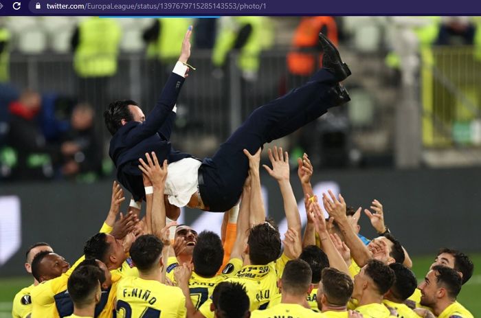 Para pemain Villarreal beramai-ramai mengangkat pelatih mereka, Unai Emery, usai menjuarai Liga Europa 2020-2021. 