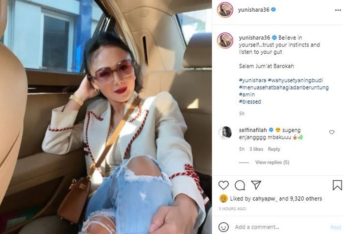 Yuni Shara tampil modis pakai celana jeans dan pamer dengkul putih mulus