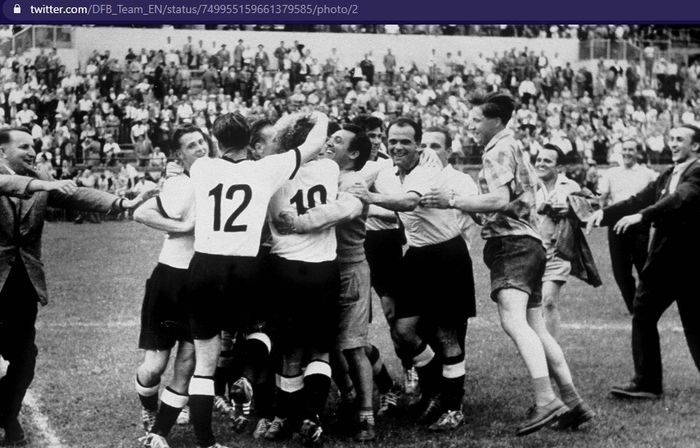 Para pemain timnas Jerman merayakan kemenangan atas timnas Hungaria di final Piala Dunia 1954