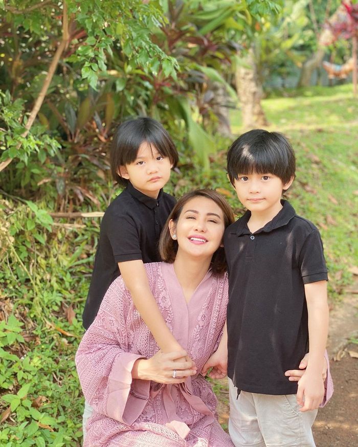 Juliana Moechtar bersama dua anaknya.