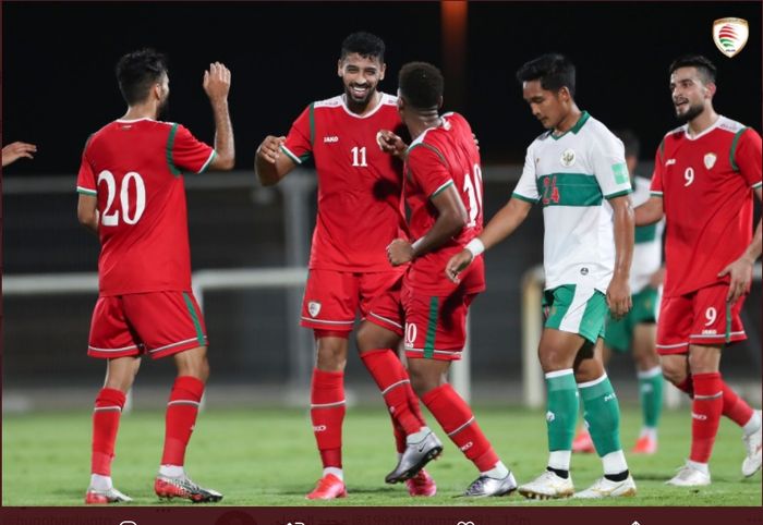 Para pemain timnas Oman merayakan gol Mohsen Al Ghassani ke gawang timnas Indonesia pada laga uji coba di Stadion The Seven's, Dubai, UEA, Sabtu (29/5/2021).