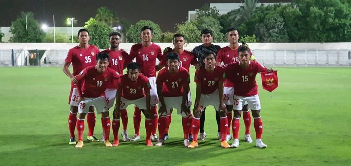 Skuad timnas Indonesia dalam laga uji coba melawan timnas Afghanistan di Lapangan Iranian Club, Dubai, UEA, Selasa (25/5/2021).